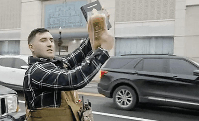 متزعّم المتظاهرين المناوئين للإسلام في ديربورن يطلب تعويضات تصل إلى ٢٠٠ مليون دولار!